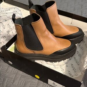 NIB MudGuard Chelsea Boots